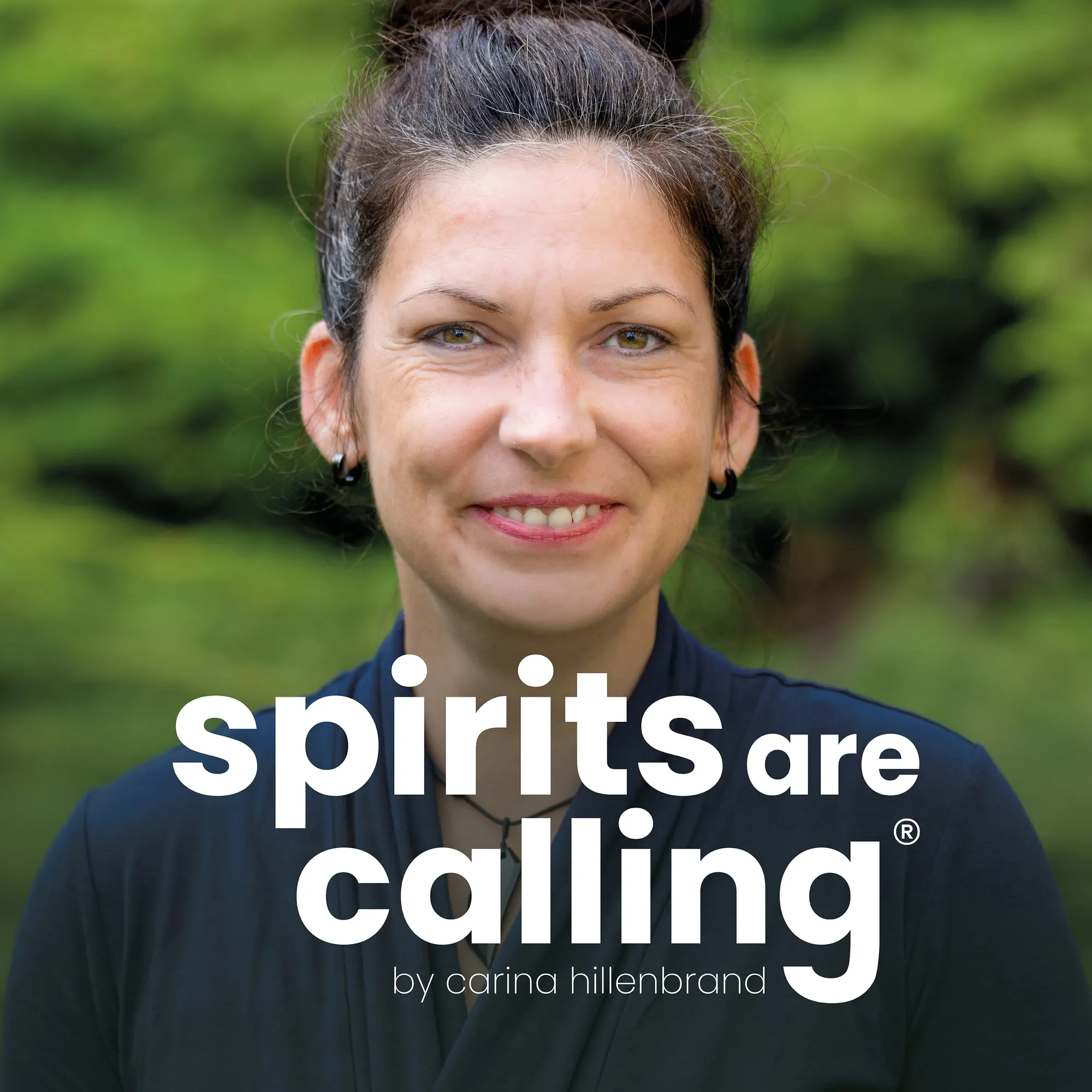 Podcast-Cover von Spirits are Calling®: Carina Hillenbrand lächelnd vor grünem Hintergrund